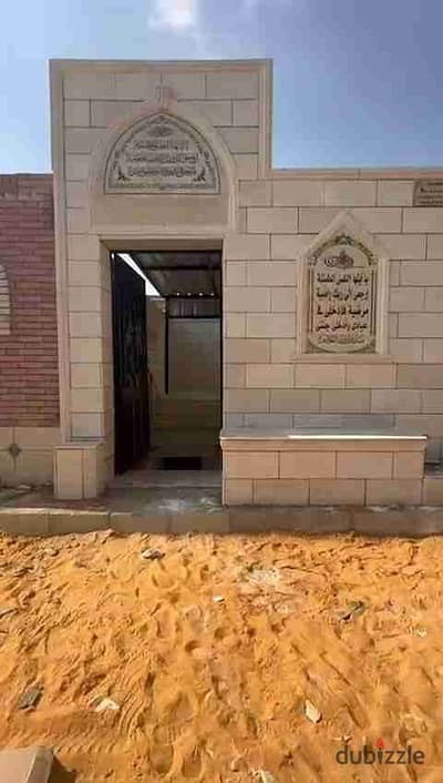 مقبرة 20م مرخصة للبيع في مدافن طريق السخنة موقع متميز جدا وطرق ممهده  سهل الوصول اليه   ​ كاملة التشطيب عالي الجودة وحوائط حجرية متينه  ​ مبنية وفقاً للشريعة الإسلامية  ​تقسيم داخلي ممتاز عين للرجال وعين للسيدات