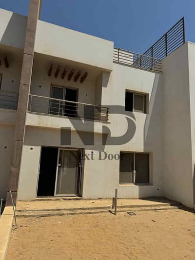 بالقرب من الجامعة الامريكية وكايرو فستيفال وبوينت 90 . للبيع تاون هاوس استلام فوري في هايد بارك