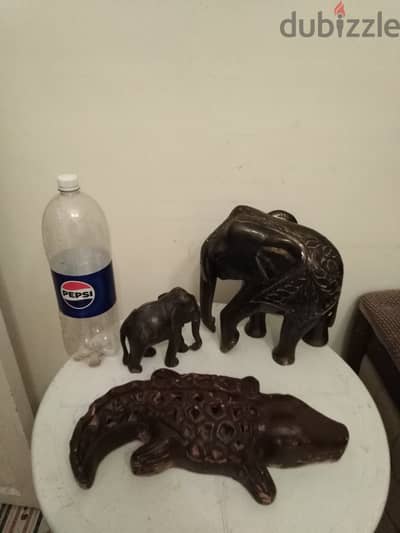 2 فيل انتيكة نحت خشب قطعة واحده و تمساح فخار شغل ممتاز