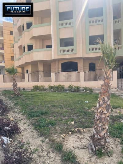 شقة 280 م + حديقة في المنطقة الثانية عمارات في الشروق عند نادي الشروق