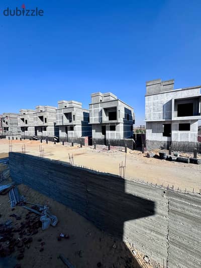 Townhouse for sale in a compound in Sheikh Zayed, delivery in 3 years, 10% down payment, installments over 8 years.