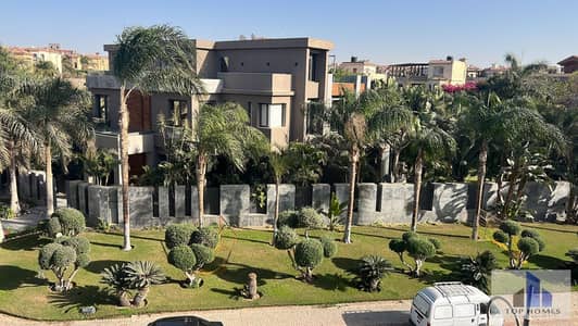 فيلا للبيع 550 متر بحمام سباحة  بموقع مميز في كمبوند قطامية ريزيدينس في القاهرة الجديدة