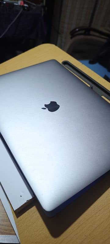 Macbook pro 2018  touch par  15.5 inch Ratina 4k Core i9 (8core )