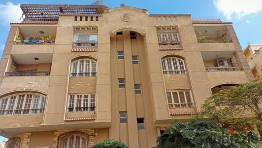 متاح للبيع شقة  فى 6 اكتوبر الحى الثامن علي المحور متشطبه الترا