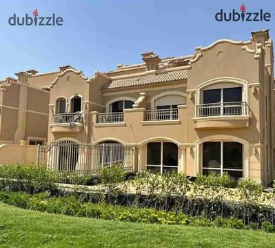 لسرعة البيع تاوس هاوس 210متر استلام فوري نص تشطيب في قلب الشروق كومبوند الباتيو 5 ايست