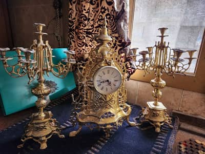 تحف وانتيكات (٢شمعدان ذهبى وساعة)