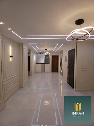 شقه للبيع متشطبه بالكامل و بالتكييفات و المطبخ و باكية جراج في كمبوند الجار Al jar في مدينة الشروق بالتقسيط على 7 سنين بدون فوايد