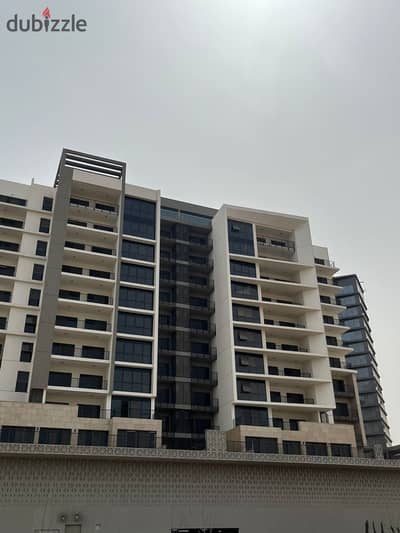 شقة للبيع متشطبة بالكامل بالتكييفات في الشيخ زايد على شارع النزهة مباشرة في زد ويست
