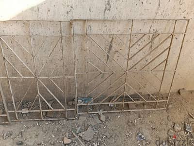 ٤ شبابيك حديد بحالة ممتازة  مقاسات مختلفه