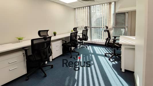 مساحة مكتبية مفروشة بالكامل للإيجار في Paramount Business Complex  لـ عدد 5 أشخاص مع الاهتمام بكل شيء