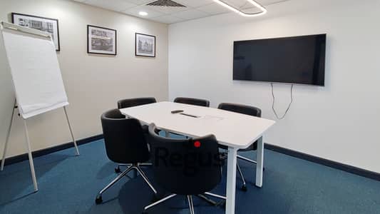 مساحة مكتبية مفتوحة للإيجار لـ 10 أشخاص في Paramount Business Complex