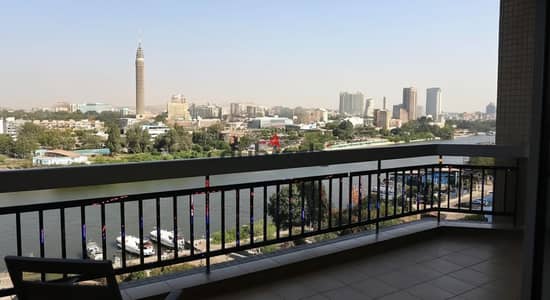 للبيع شقة فاخرة على كورنيش المعادي مباشرة بفيو بانوراما على النيل تشطيب كامل بالفرش.