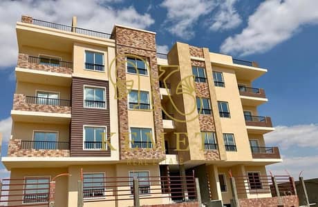 شقة للبيع في بيت الوطن الحي الرابع، 145 متر، دور ثاني، 3 غرف نوم، 2 حمام، ريسيبشن، مطبخ، نص تشطيب، استلام فوري. السعر 3,100,000 جنيه، عمولة المشتري 1.