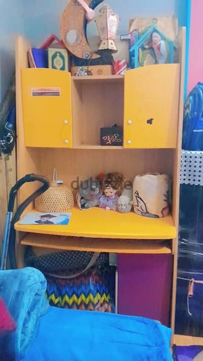 مكتبه