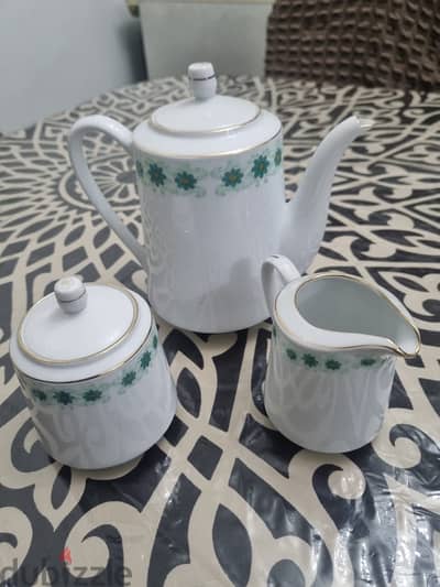 طقم صيني ٦٤ قطعة حالة ممتازة
