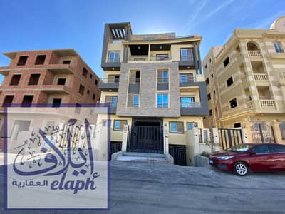 شقة لقطة للبيع فى الاندلس على الشارع الرئيسى – أرضي بجاردن حرف U – فيو مباشر قطامية ديونز