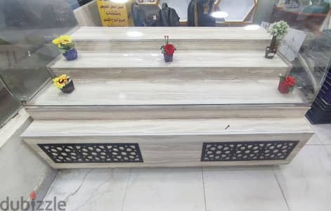 بترينه للعرض كبيره ( خشب + زجاج ) وبها مساحه تخزين بالأسفل