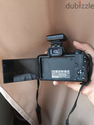 : Canon EOS M50  – حالة الزيرو – أقل من 5000 صورة – بالكرتونة