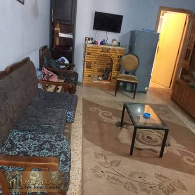 شقة للبيع بموقع مميز متفرع من شارع 77 مساحة 70 متر بالدور الثالث سلم تقسيم عملي يضم غرفتين نوم وصالة ومطبخ وحمام مناسبة للسكن أو الاستثمار.
