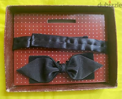 pre-tied black bow tie