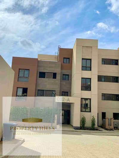 شقة فوري متشطبه للبيع في ديستريكت 5 القطامية الجديدة علي طريق السخنة مباشرة