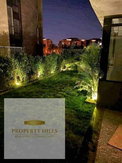 شقه بجاردن في التجمع الخامس داخل كمبوند Taj City  بالتقسيط علي 8سنين