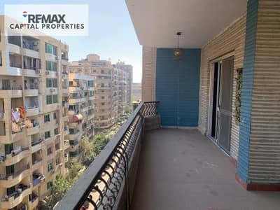 شقة 200م  للبيع متشطبة بالتكييفات، مطبخ يطل على الشارع وليس على المنور، حي السفارات - مدينة نصر