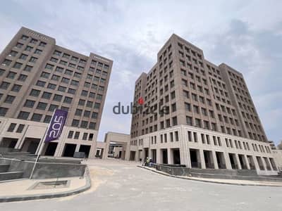 امتلك مكتب 162 متر متشطب بالتكييفات في ابراج 2O5 في الشيخ زايد على المحور المركزي مباشرة