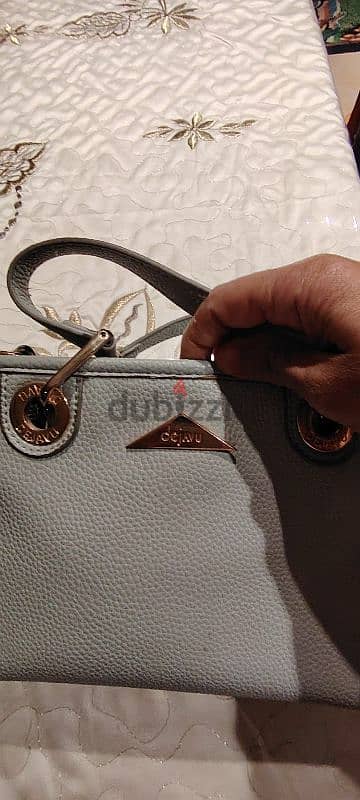 شنطة crossمن ديجافو جديدة لم تستخدم نهائى لونها رمادي فاتح