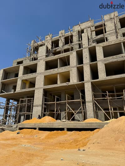 للبيع شقة متشطبة بالكامل بالتكييفات في كمبوند الكرما كاي في الشيخ زايد على شارع النزهة مباشرة