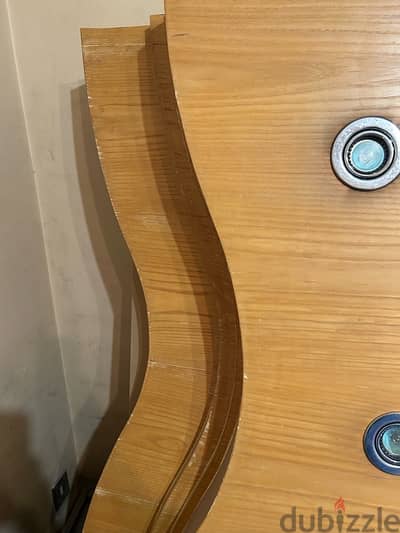 فترينه  خشب او ممكن  مكتبه.   8 shelves 5 spotlights  for home with