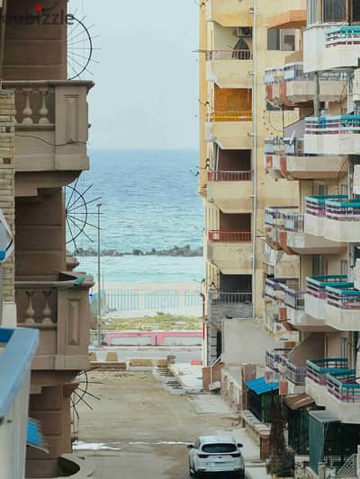 شقه فى اسكندرية شاطئ النخيل تطل على البحر بجوار الأسواق التجارية موقع متميز مسجلة كاملة المرافق##