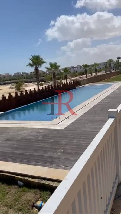 شاليه جاهز للسكن تشطيب كامل بحمام سباحه خاص للبيع في هاسيندا باي الساحل الشمالي