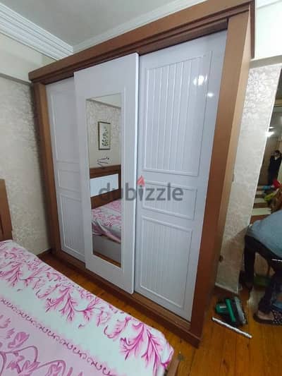 غرفه عباره عن دولاب مقاس مترين و٢ سرير متر وعشرين وكمود وتسريحه 4درج