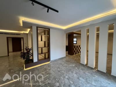 شقة بحديقة للايجار اول سكن كمبوند كورت يارد الشيخ زايد بيفرلي هيلز مطبخ و تكيفات