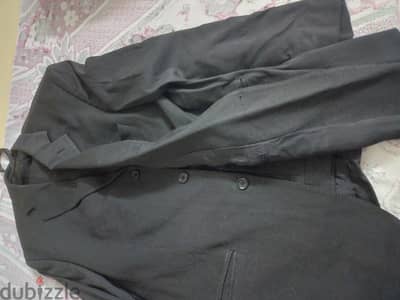 بدلة لون أسود بحالة جيدة جدا مقاس ٥٢