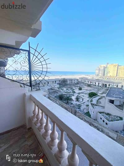 شقه فى اسكندرية شاطئ النخيل سادس عمارة من البحر بجوار الأسواق التجارية والشارع الرئيسى