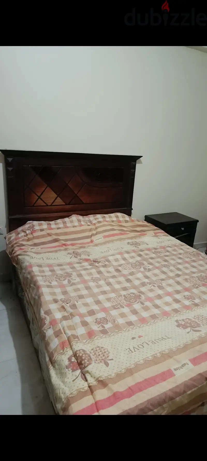 Second-hand bedroom set with very light use, nearly new