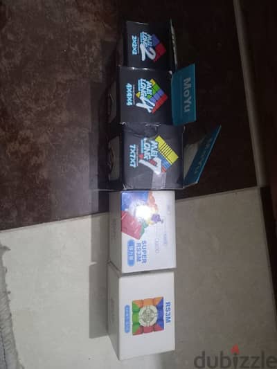 خمس مكعبات مكعبين 3×3 و مكعب 2×2 و 4×4 و 7×7