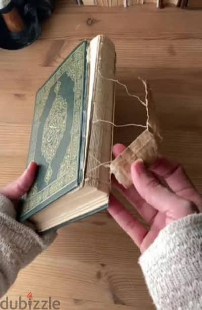 ترميم وتجليد المصاحف بعنايةٍ تليق بكتاب الله.  حفظٌ الأصالة