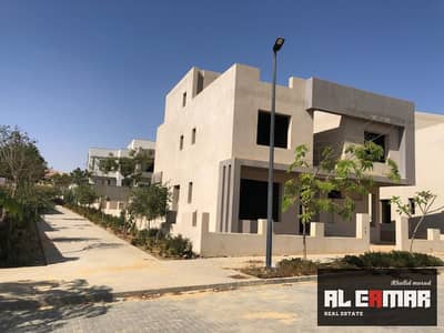 ستاندالون للبيع في كومباوند جراند هايتس علي محور البوليفارد