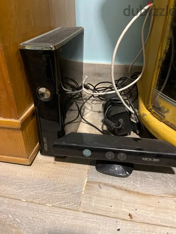 xbox  360 ومعاه تلات دراعات وسلك  وخمسين لعبه