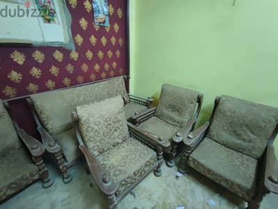 انتريه خشب 4 كراسي + كنبة – حالة جيدة