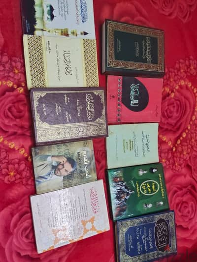 كتب للبيع بحاله الجديده ماعدا كتاب رياض الصالحين مش موجود