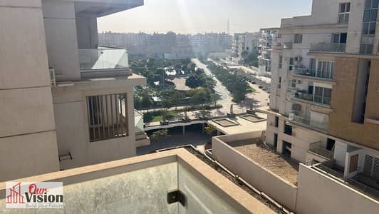 إطلالة جبلية نادي بارك آي سيتي أكتوبر سقف بانورامي ١٤٠ متر مربع ٣ غرف نوم ٢ حمام ١ مطبخ المرحلة الأولى نصف تشطيب تم الانتهاء من أعمال الكهرباء والسباك