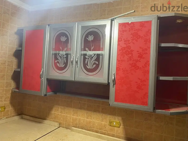 مطبخ الوميتال كامل بحالته كالجديد احمر في فضي