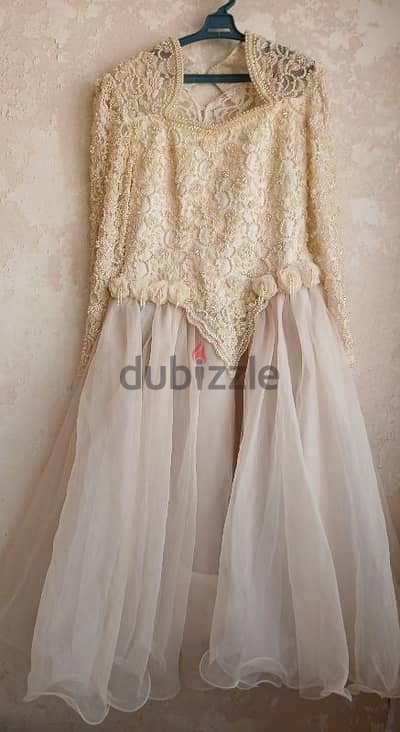 فستان لونه offwhite للمناسبات