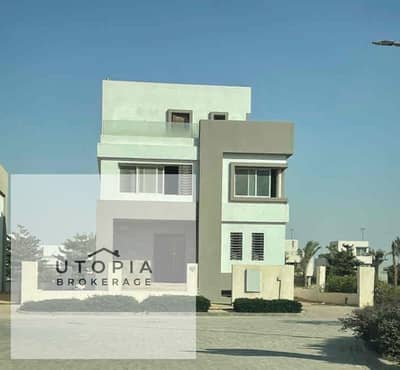 فيلا مستقلة كورنر برايم لوكيشن على الماستر بلان داخل Hyde Park New Cairo، مباني 495م على أرض 428م -4ادوار عنوان للفخامة والخصوصية في أقوى مواقع التجمع الخامس.