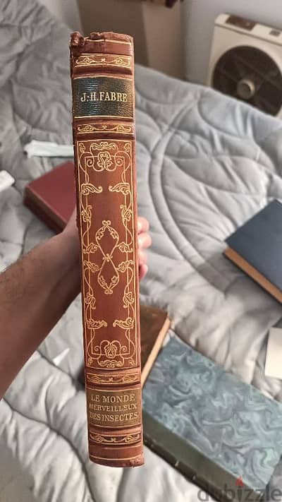 كتاب نادر جدًا فرنسي طُبع عام 1938 عن عالم الحشرات
