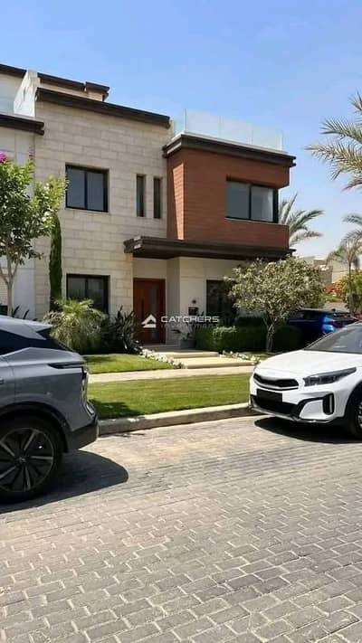فيلا تاون هاوس للبيع استلام فوري في قلب التجمع الخامس بجانب الـ AUC